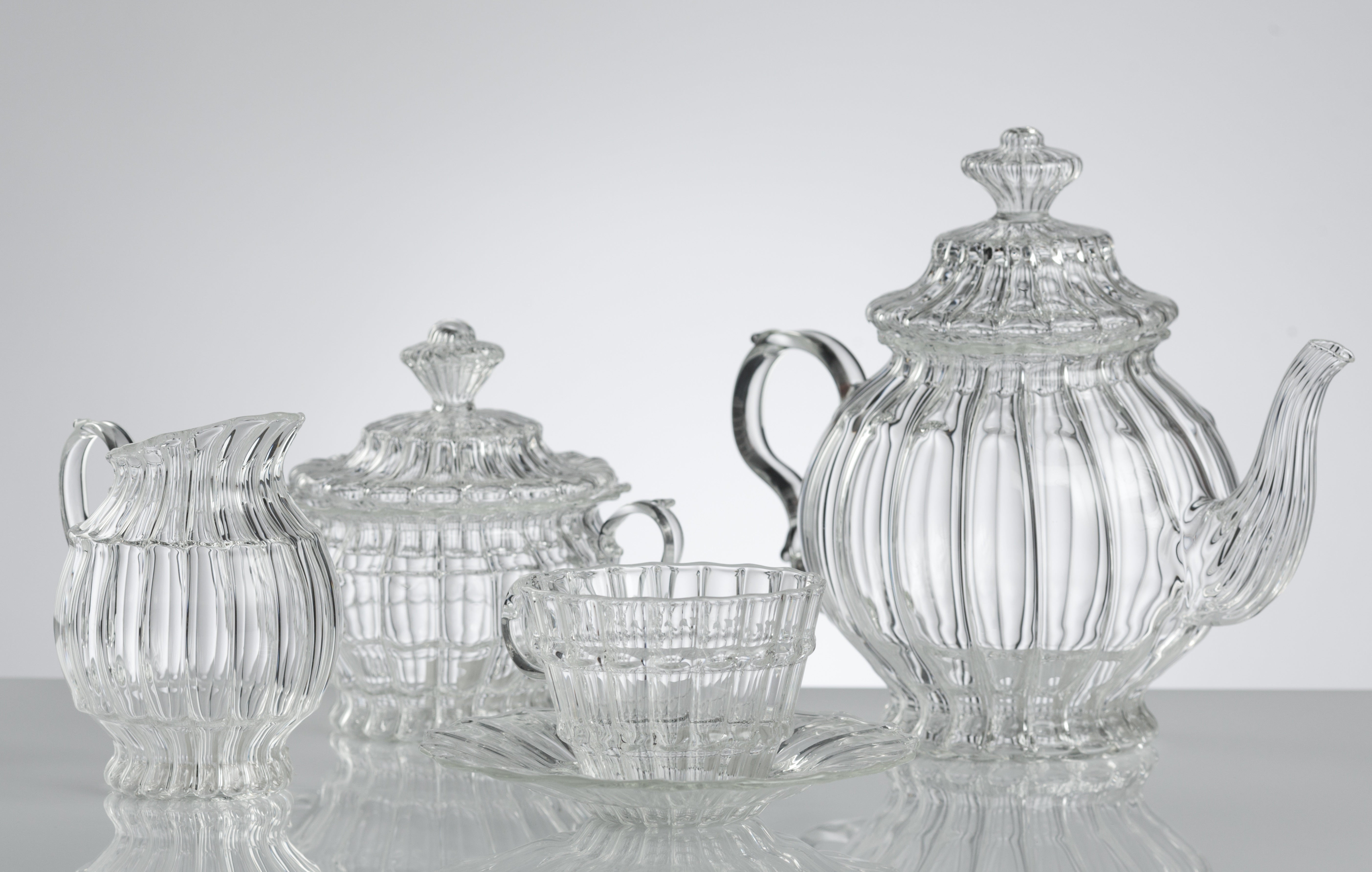 William Collection – hand-blown borosilicate glass tea service with lined texture, inspired by Georgian Rococo refinement.