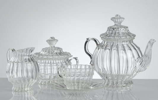 William Collection – hand-blown borosilicate glass tea service with lined texture, inspired by Georgian Rococo refinement.